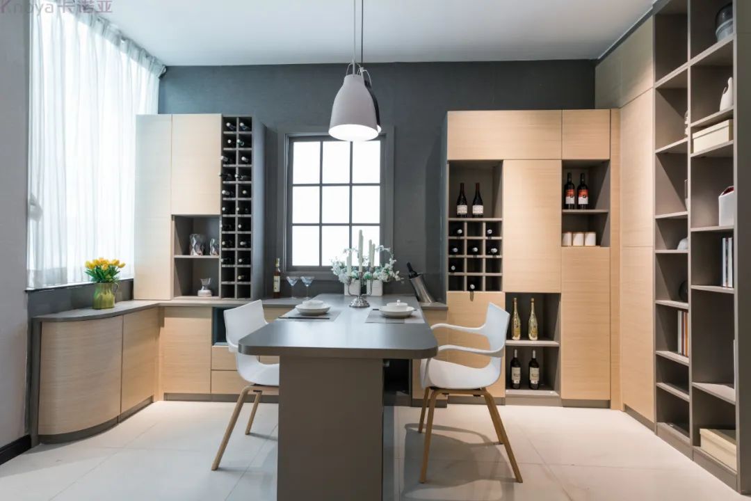 餐邊柜和餐桌融為一體，更節(jié)省空間